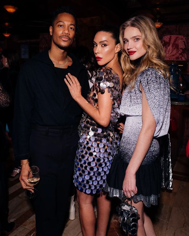 LV太子妃闪耀派对！水钻星空裙配大红唇太美，生过5个娃还这么嫩