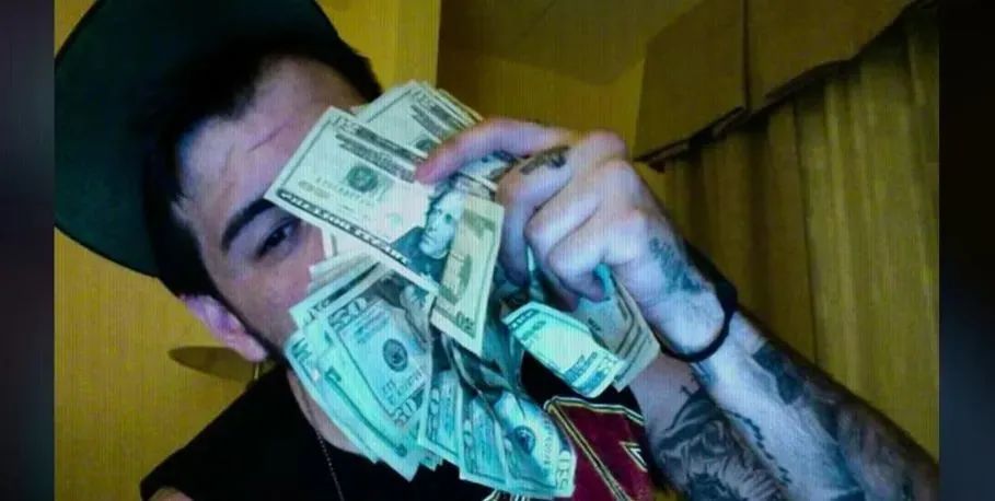 这个臭名昭著的色情网站创始人，报应来了