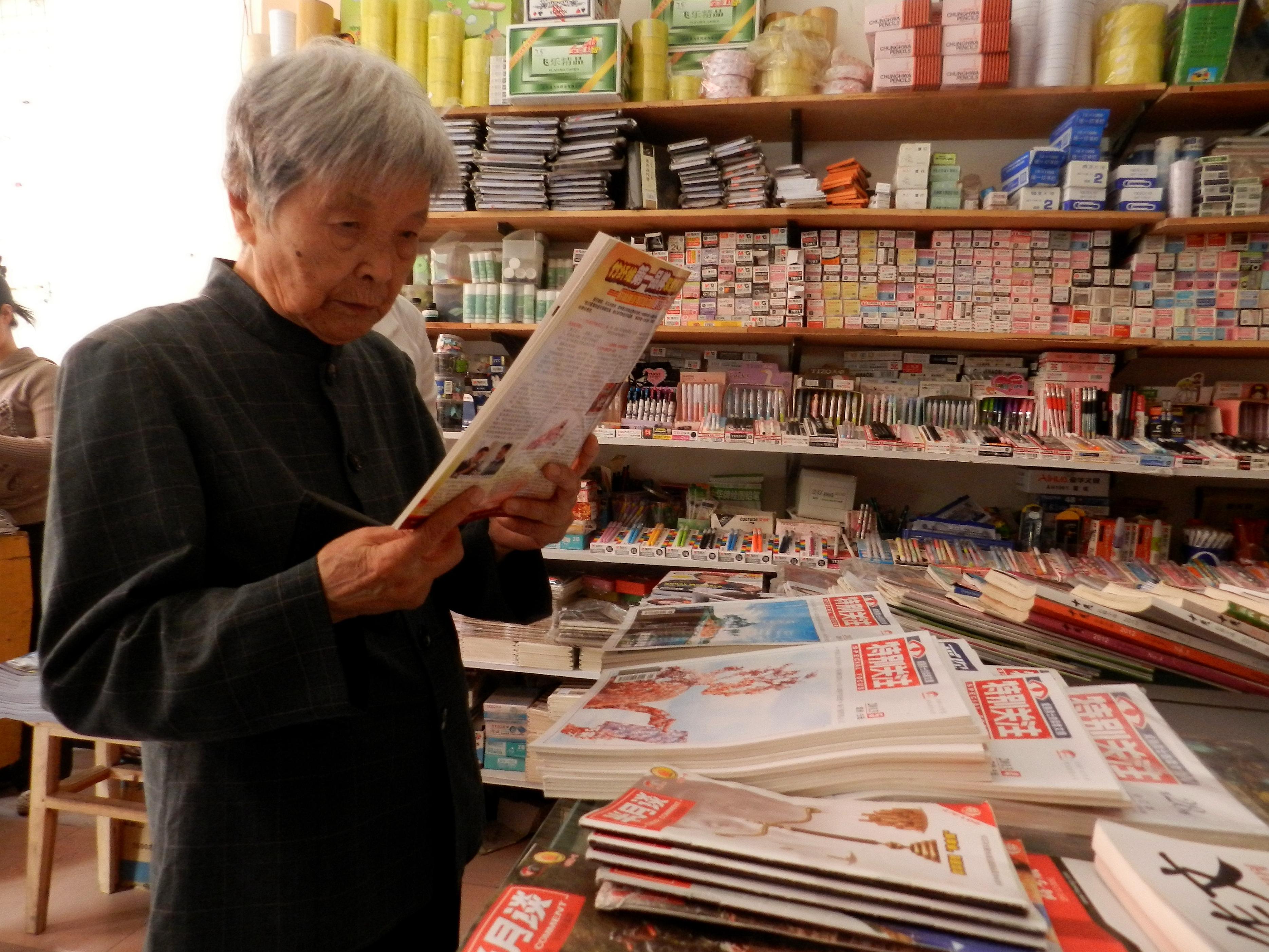 50岁老阿姨在家拍照,70后老阿姨拍照片