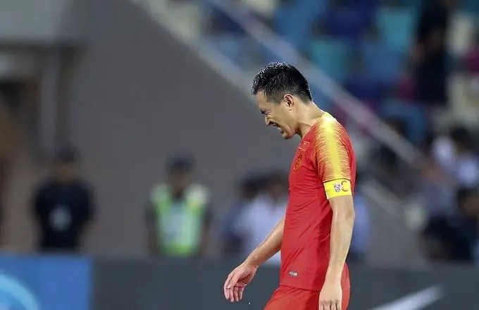 嘲讽中国足球也该有底线和请支持低谷中的国足成为热搜第二引关注