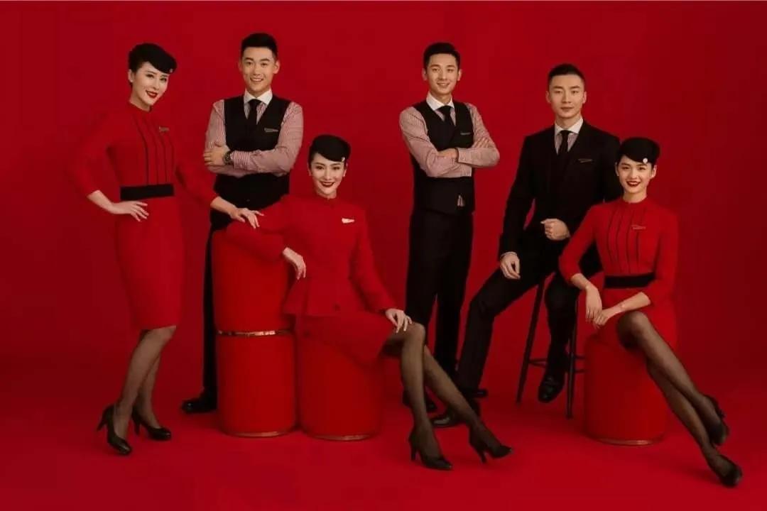 空姐制服每个年代的设计理念,中国国际航空空姐制服设计