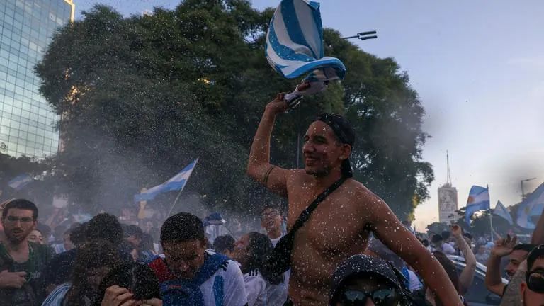 阿根廷86年夺冠后庆祝场面,86年阿根廷举国庆祝夺冠视频