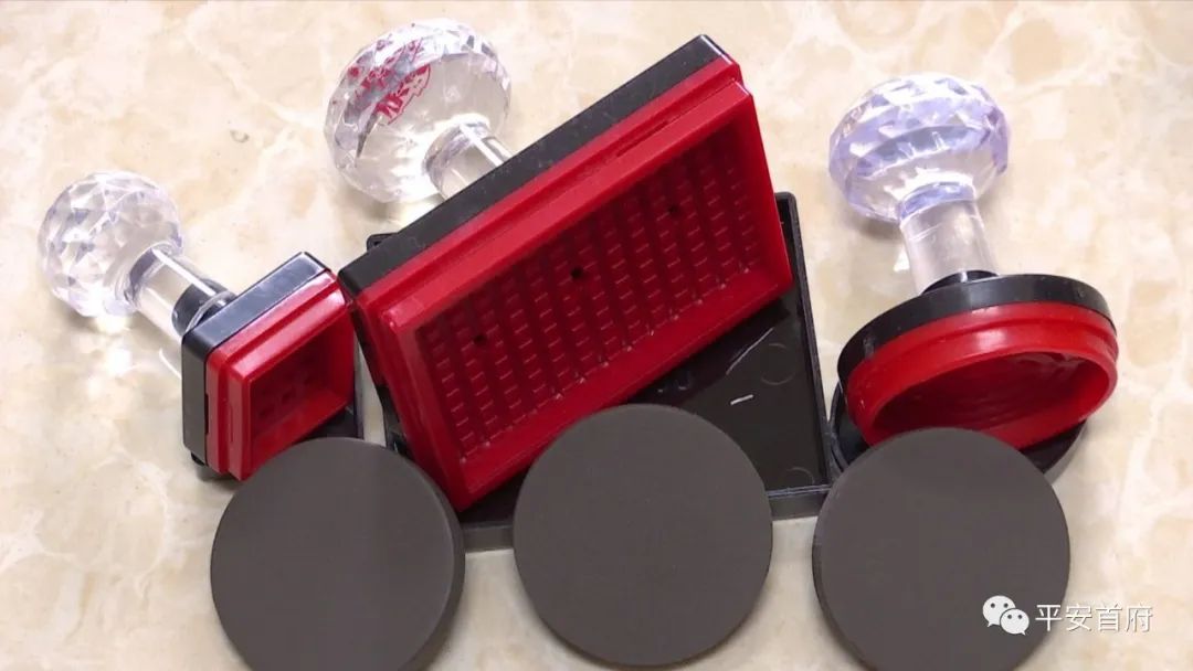 “家族式”制贩*证假**假章伪造的国家机关及企业事业单位印章三百余枚一家人全被抓