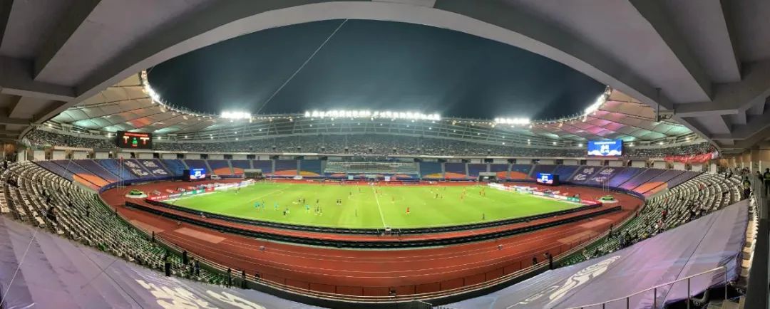 足球场天亮了,天亮了中央民族大学