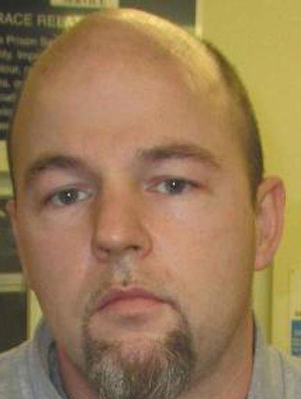 英国一名强奸犯绑着母亲，对母亲和孩子施暴，并让母亲亲耳听着