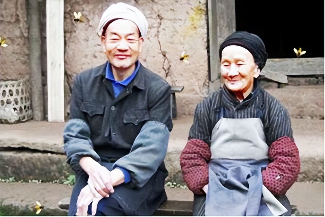 那个带着妻子隐居山林，徒手凿出爱情天梯的男人，已经去世15年了