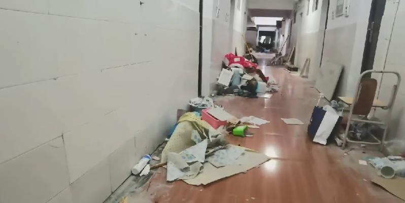 长沙医学院目前调查，让学生住建筑宿舍：搭满脚手架，气味刺鼻