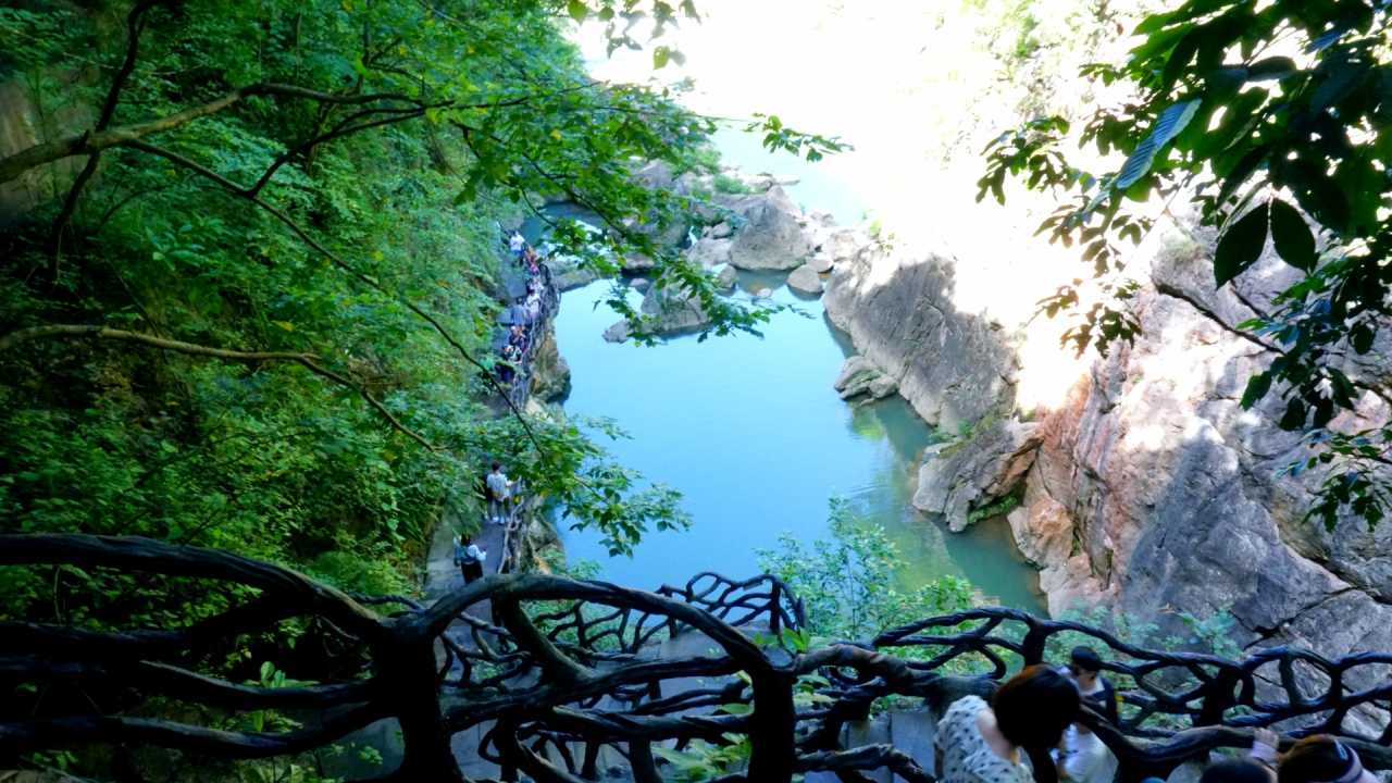 黄果树瀑布漫天扑面而来的水雾,黄果树瀑布4天旅游攻略