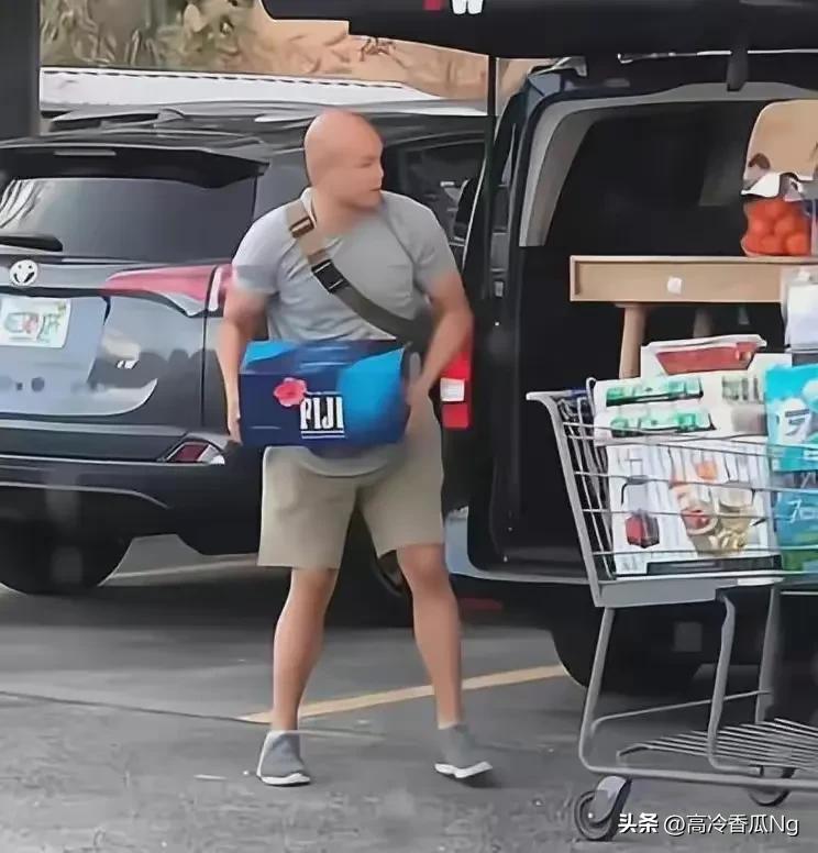 再见娱乐圈，你好美国！乐嘉现身超市买水，生活奢华曝光！