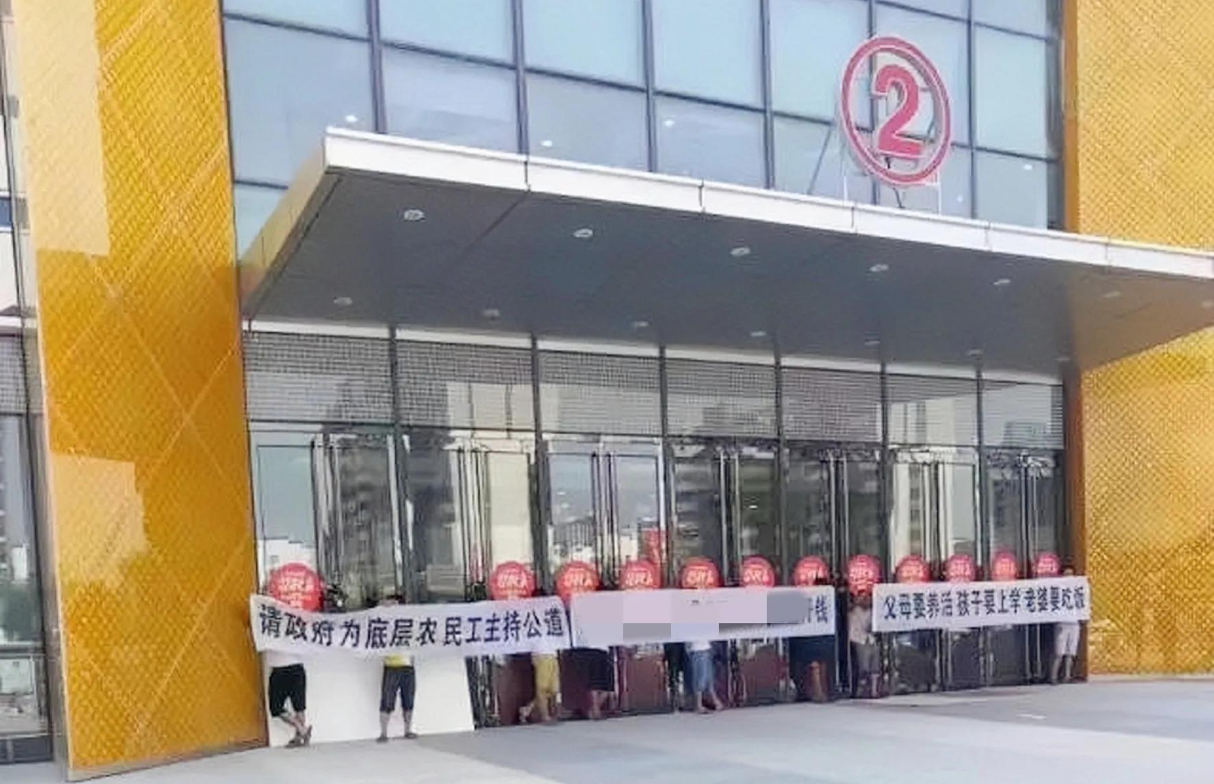 民工讨薪堵施工队大门违法吗,怎么杜绝建筑工地讨薪及建议