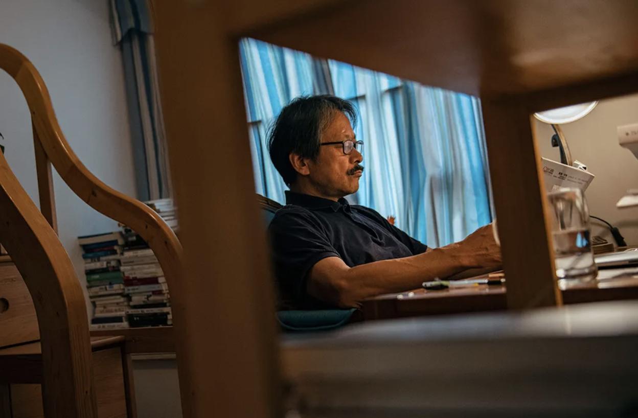 60岁老人直播还债1.2亿，曾是重庆富豪，雇5个保姆一条毛巾2000块