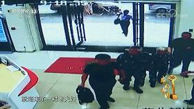 80岁老太捐款5万被劝回,老人转账300万被银行报警真相感人