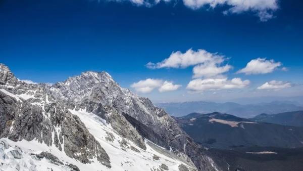 神秘峰峦：雪山的奇迹！