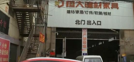 女子占道停车10多天车被铲车铲走,女子占小吃摊位停车20天