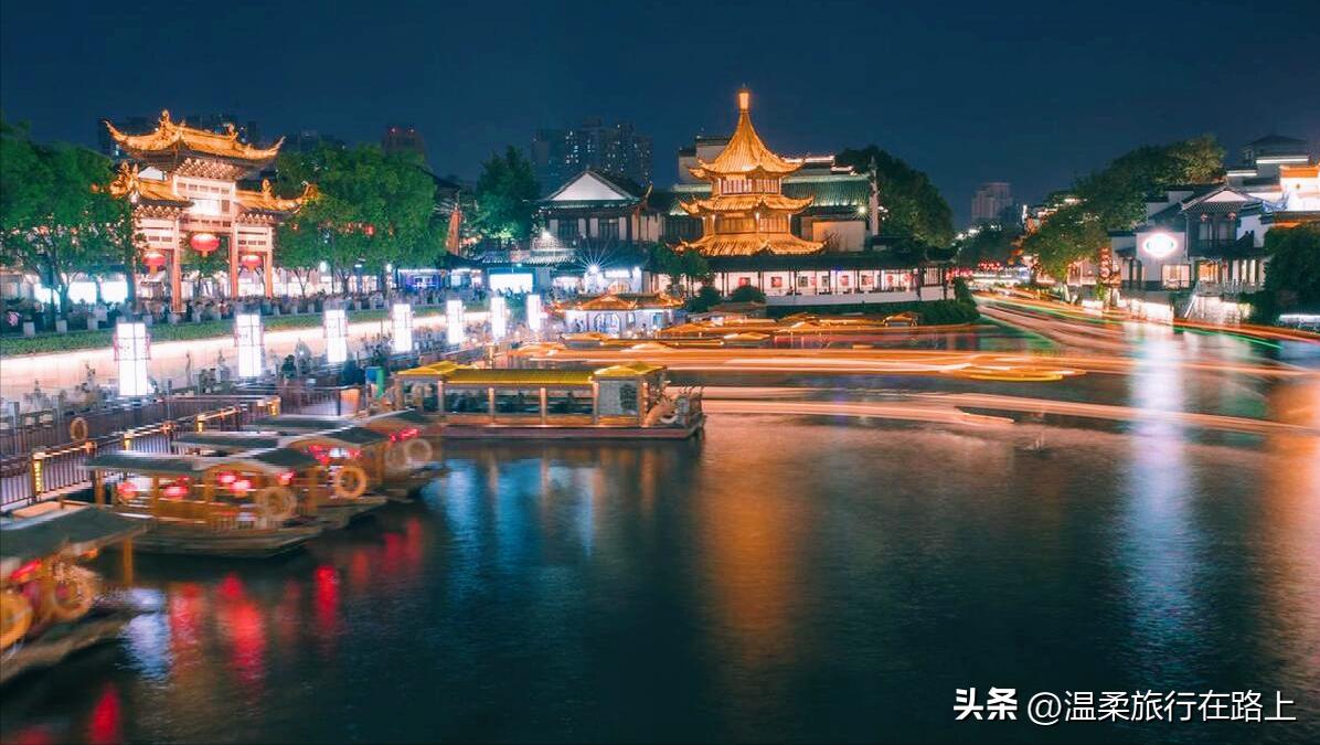 南京夫子庙秦淮风光夜景,南京夫子庙秦淮河夜景游玩的人