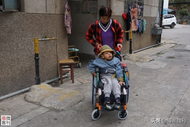 男童重病垂危妈妈哭,两岁男童罹患怪病