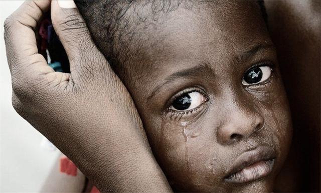 7年前，非洲1岁男孩被父母遗弃，流浪途中遇游客喂水后被收养