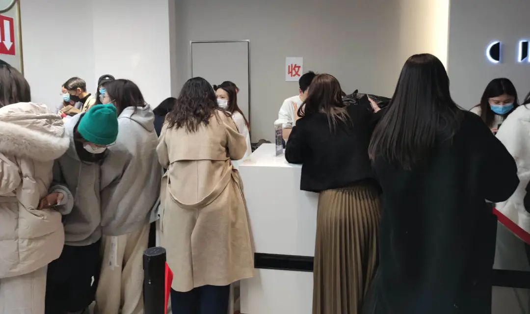 雪梨线下清仓因人挤人遭到投诉,雪梨清仓现场