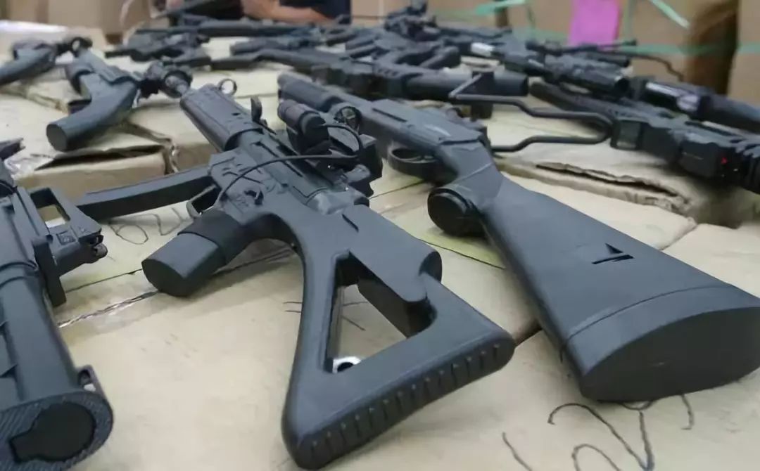 18岁小伙网购24把仿真枪被判无期！哭诉：局长藏20把真枪才判3年