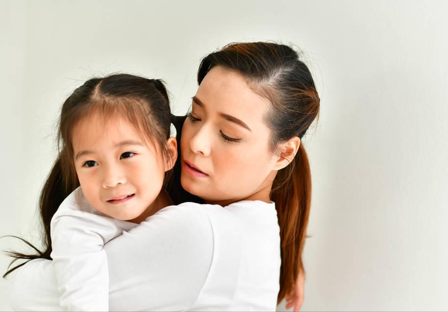 从小爱哭的小孩长大后会怎么样,孩子爱哭和不爱哭长大的区别