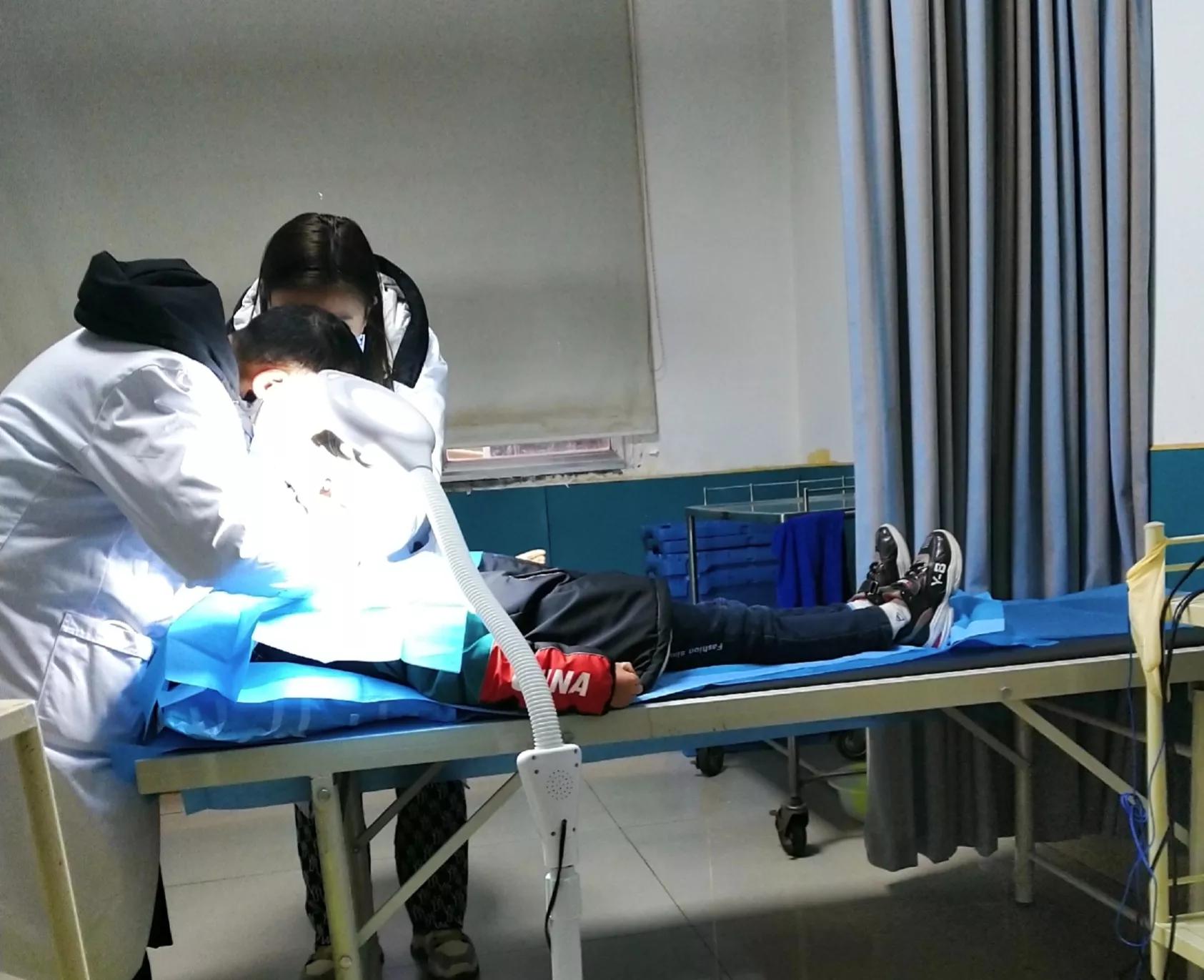 弟弟摔到了医院缝针回来,弟弟摔倒嘴巴摔烂