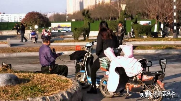 冬泳爱好者低温中畅游泳,冬泳爱好者激情畅游越冷越泳