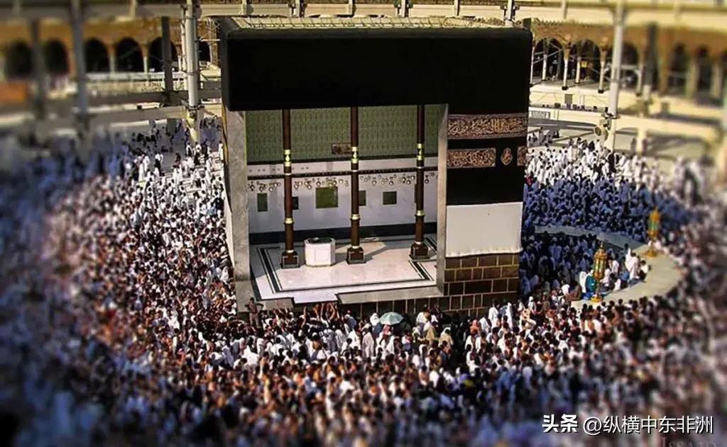 麦加天房黑石是陨石吗,麦加天房里的陨石特写