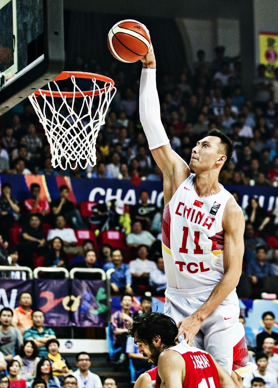 易建联退役陪你度过漫长岁月,易建联娇妻陪伴儿子定居洛杉矶