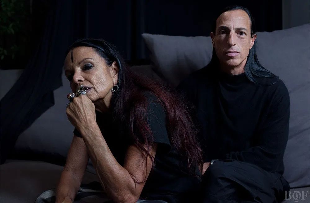 他被称时尚圈暗黑之王！神作爆红15年，侃爷以收藏他的桌子为傲？