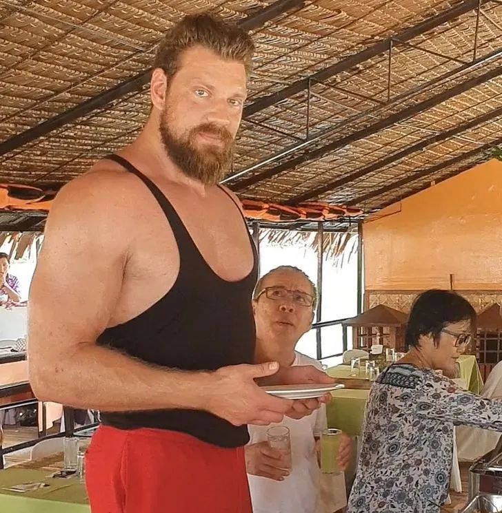 矮个子网友自爆在荷兰还没垃圾桶高？！众人围观后：又惨又好笑…