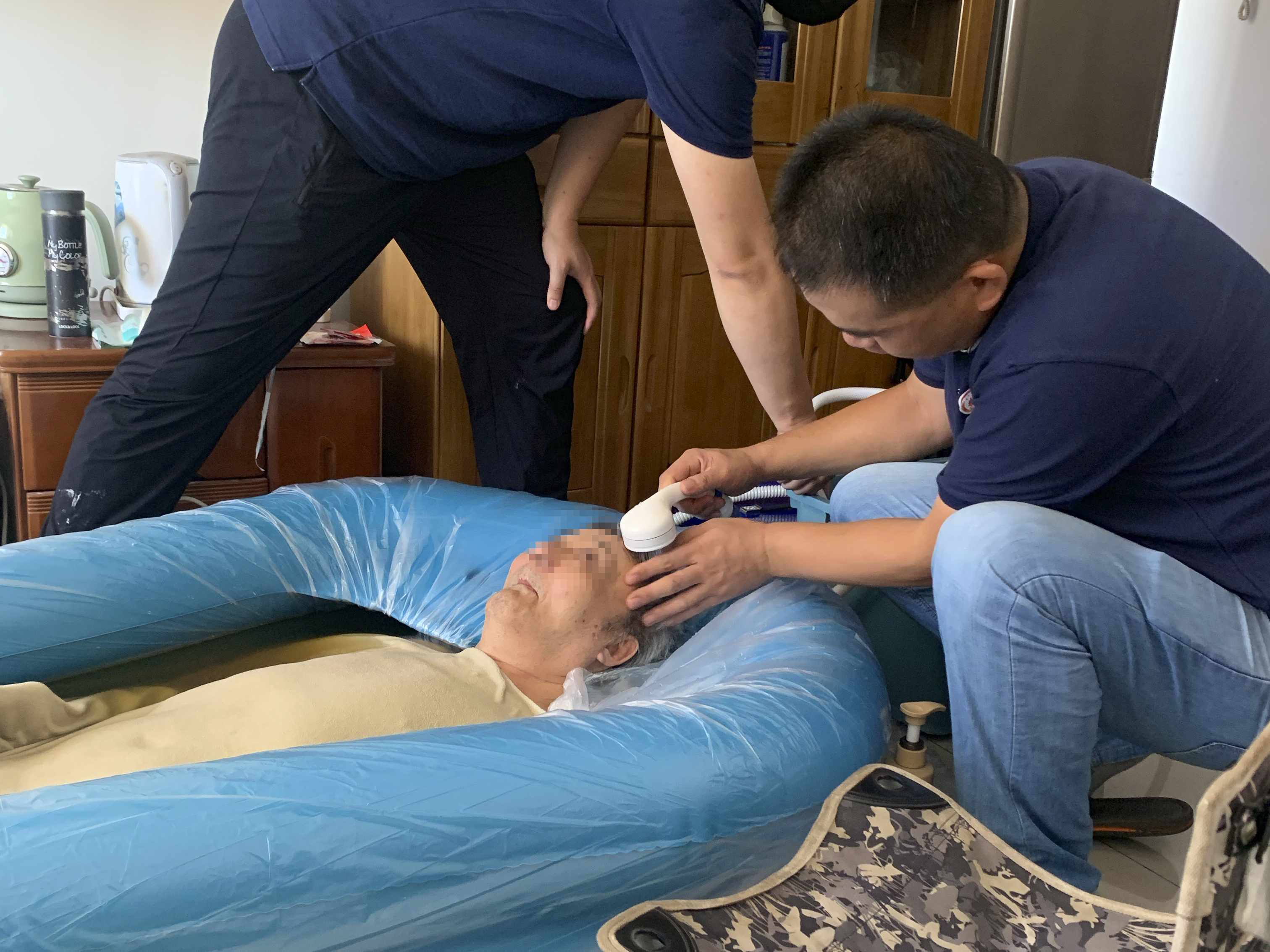 她做了3年助浴师,见过上百个“奇异躯体”,称有人在沐浴中去世