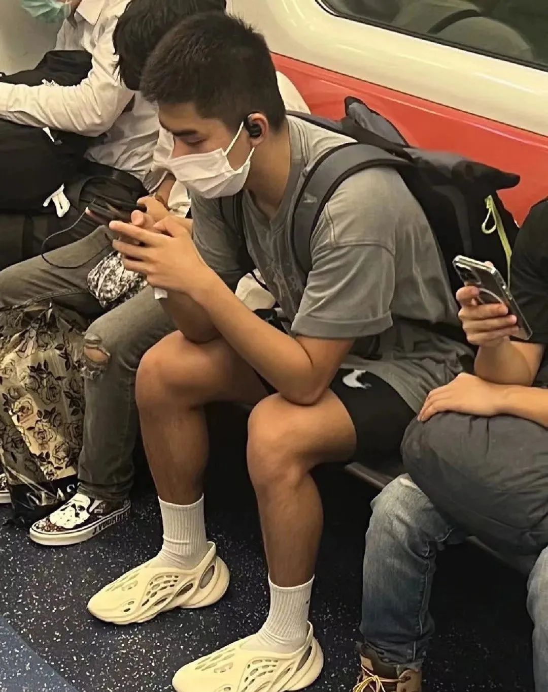 网友拍到穿校服高中生和青春擦肩,网友地铁上拍下的一幕