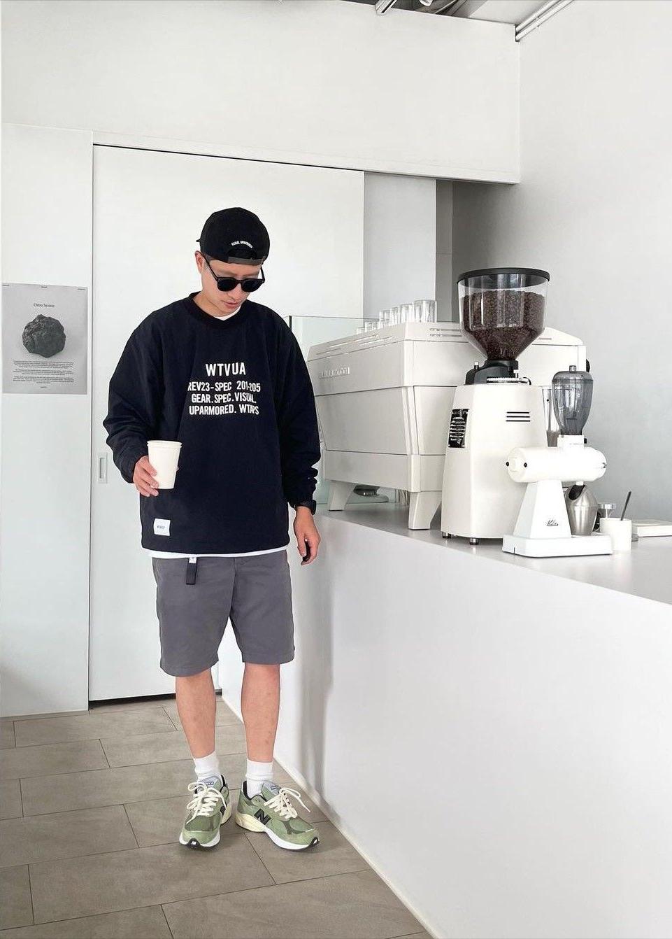 “卫衣+运动裤”很适合春天，这样搭潮流简便，不会穿也能驾驭