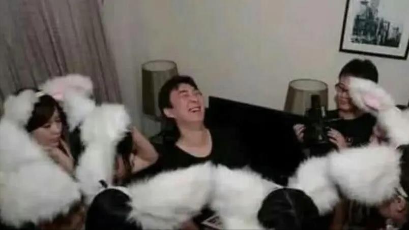 王思聪疑借好友900多万手表炫富，身边女伴颜值普通，身份惹热议