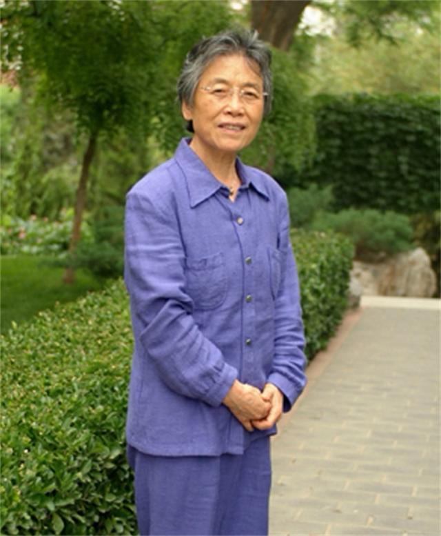 *颖超邓**去世，聂帅女儿聂力哭着扑向骨灰盒：邓妈妈再让我吻你一次