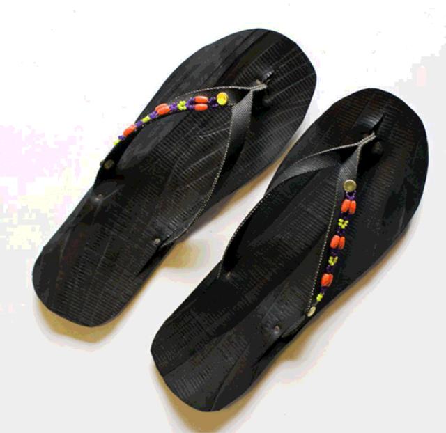 非洲穷小子“变废为宝”创业致富！把轮胎做成鞋，15元一双成爆款