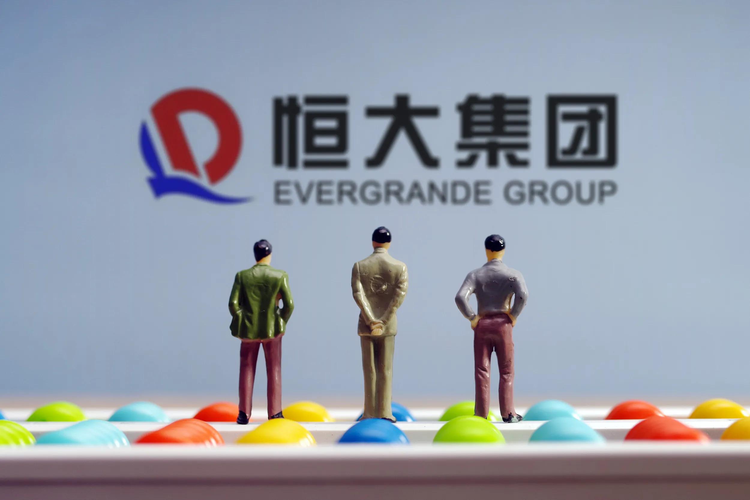 欠债2万亿，首富成“首负”，2023许家印力破“跳楼风波”？