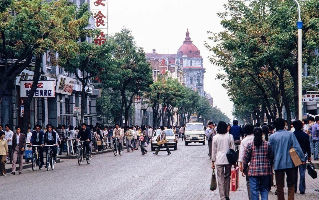 日军侵华老照片：女子自愿脱衣服让洋人拍摄，女孩拍下大尺度照片