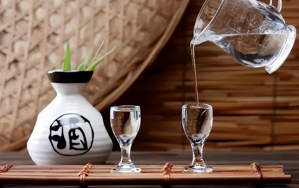 茅台酒黑色封膜都是假的吗,整箱茅台酒如何从胶带上识别真假