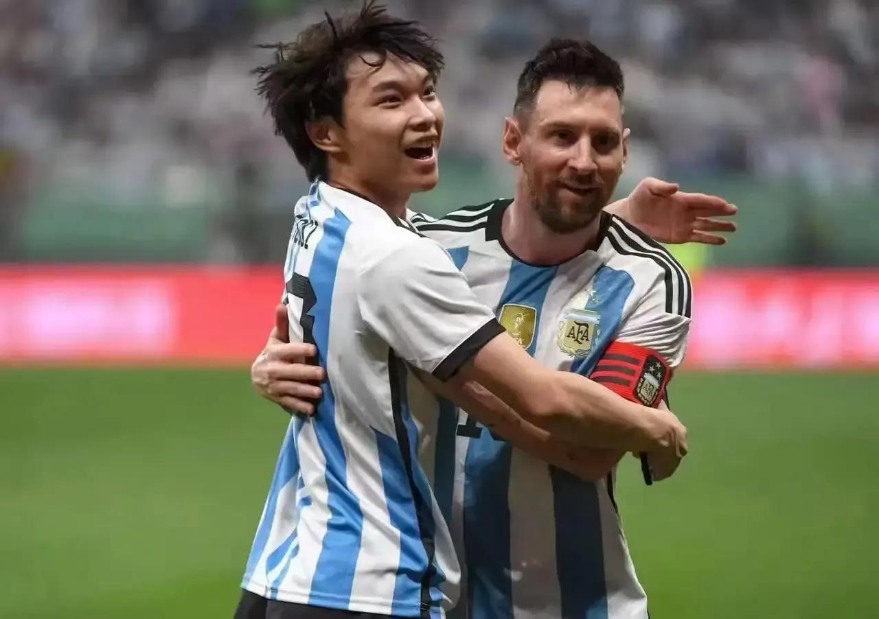 球迷跑进球场抱梅西抓拍时刻,中国球迷冲进球场找梅西保安反应