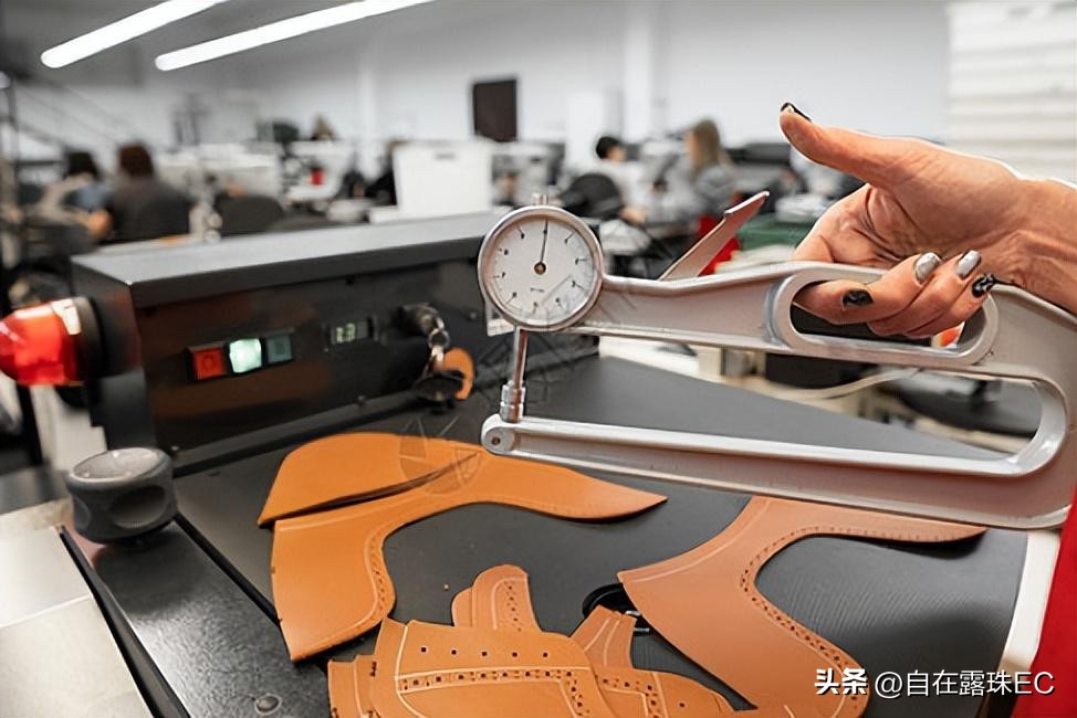 伊尔康二儿子订婚现场：新娘小腹鼓鼓如怀孕，婆婆盖过新娘