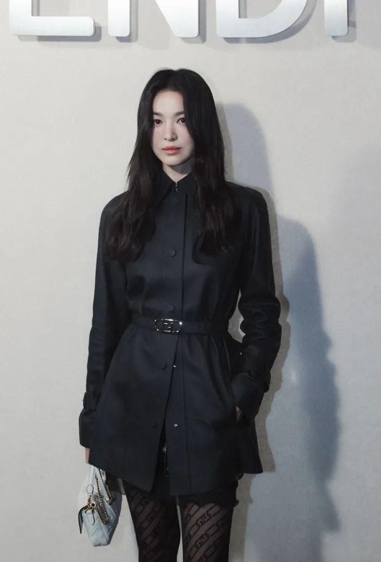 穿黑色套装,秋冬穿黑色套装