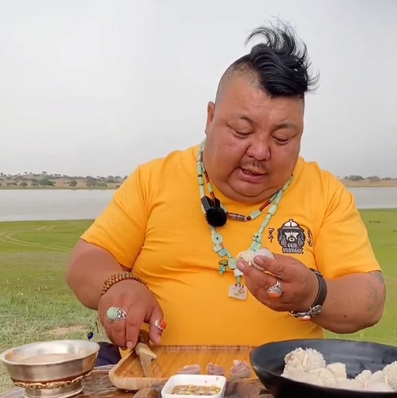 “羊亡爷”恩克:5个月内吃110只羊,从不吃青菜,面色乌青疵扩散