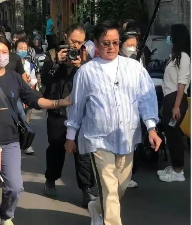 72岁谭咏麟自曝生病,谭咏麟回应大肚腩