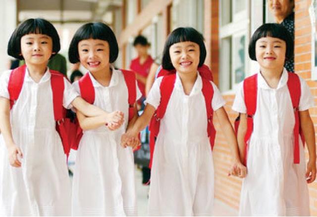 南京一孕妇产下四胞胎，政府赞助他们出国留学，如今老板是谢霆锋