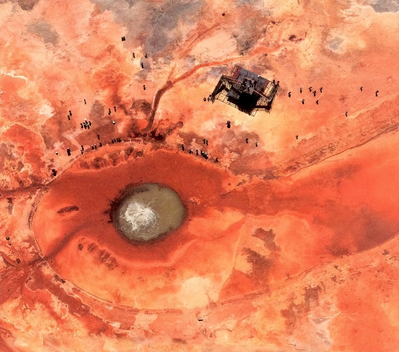 泉深八百似赤瞳，流经后寸草不生，青海的“恶魔之眼”如何形成？