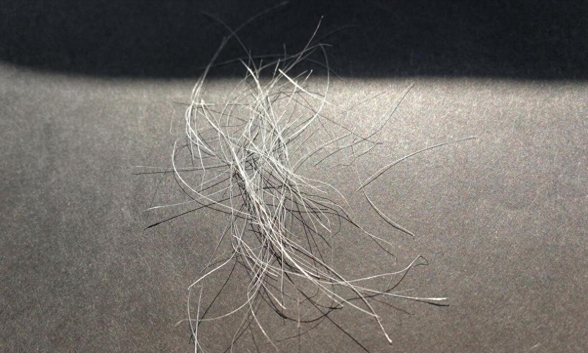 我出差3个月回来,洗完澡与妻子“快乐”时,发现她*处私**毛发白了