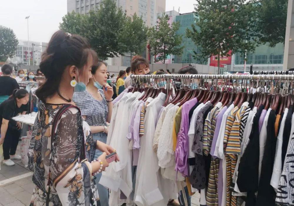 货清清尾货攻略：怎样拿服装尾货摆地摊？