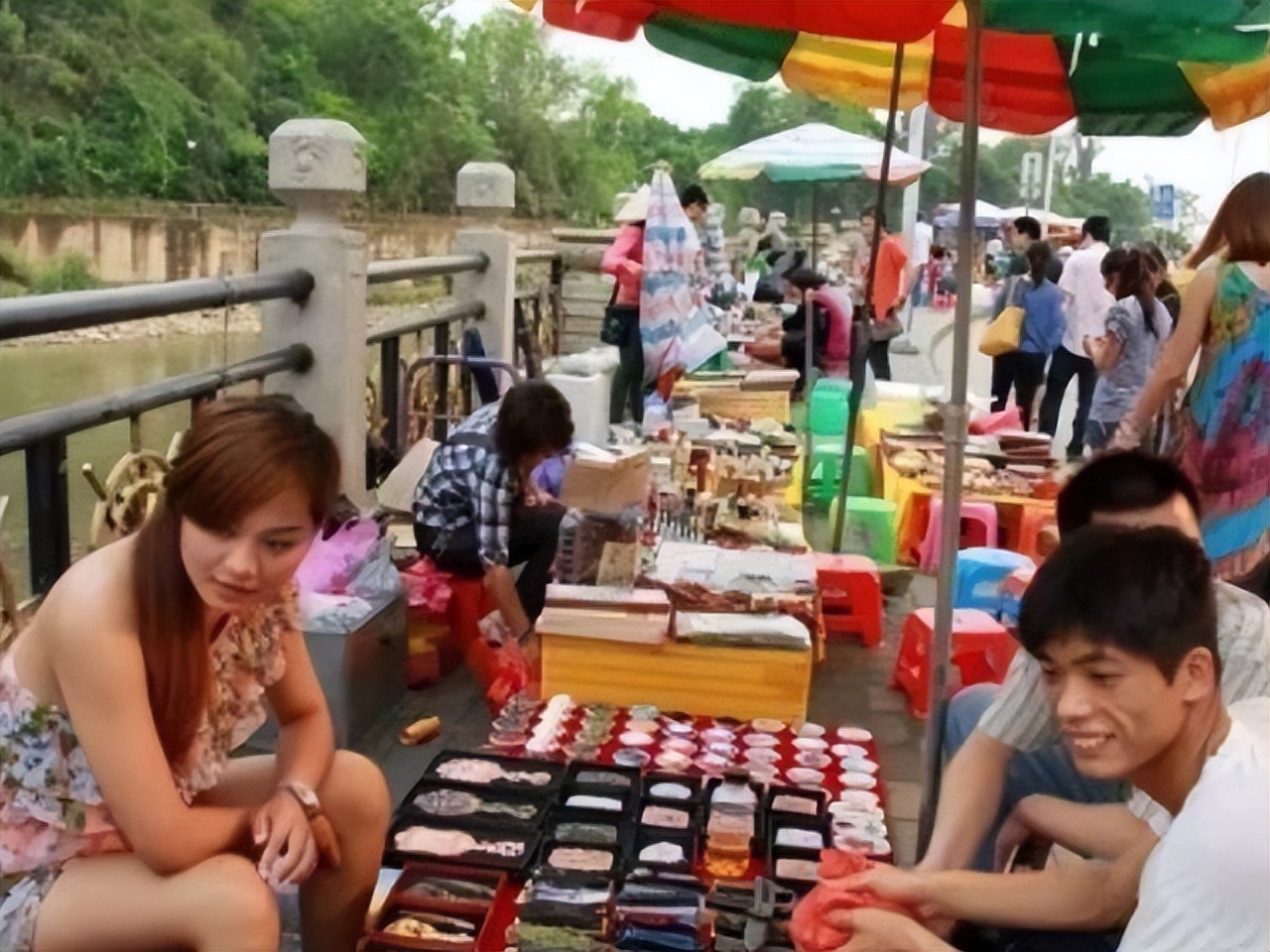 尼泊尔女孩摆摊,尼泊尔街头中国美女