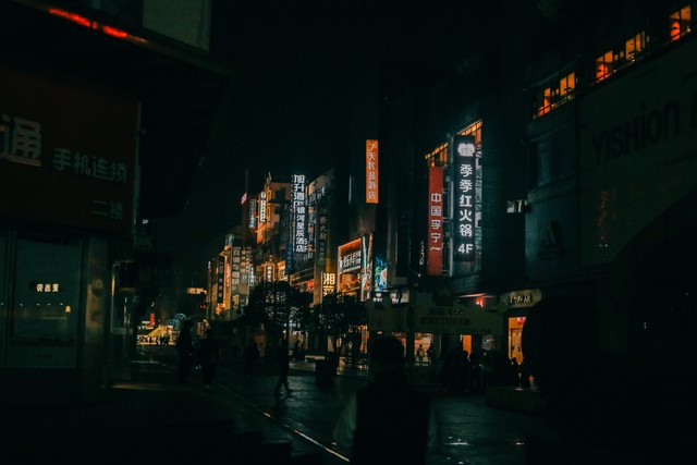 一家中古奢侈品店里的人生12集,一家中古奢侈品店的声色世界